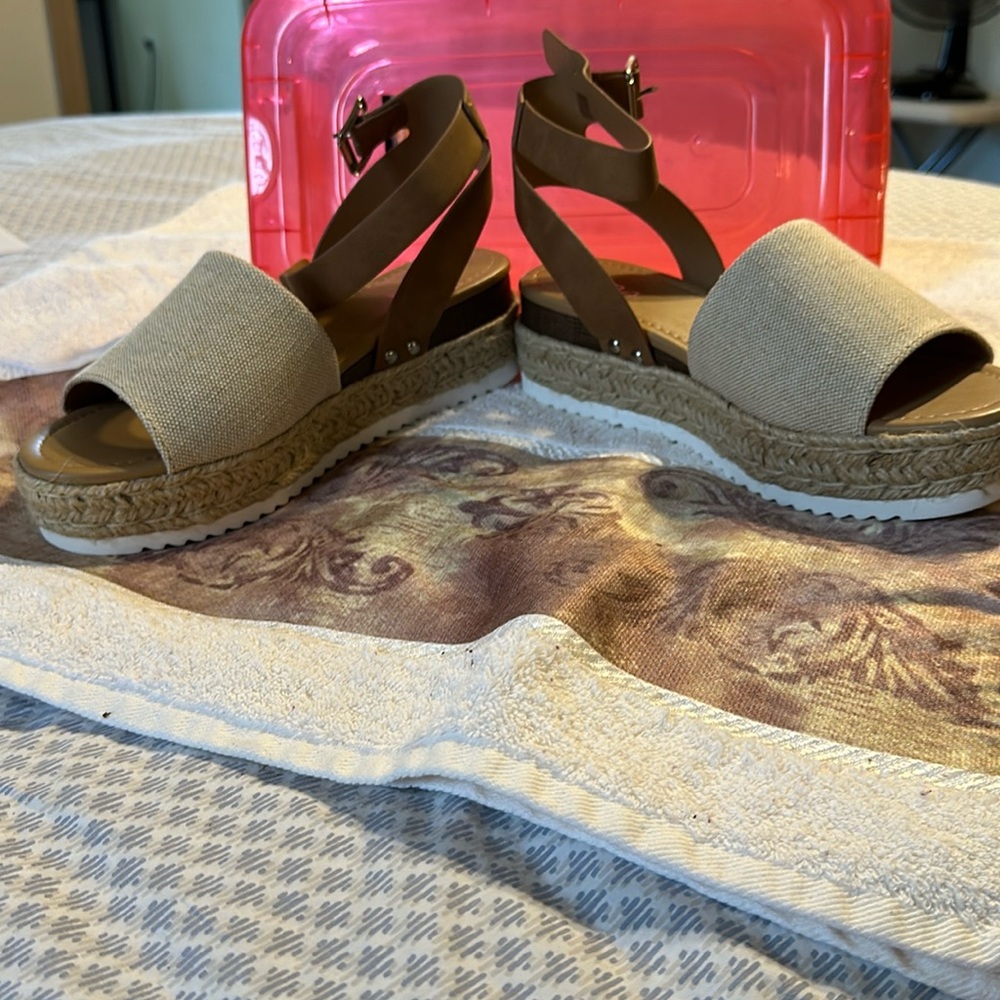 SODA WEDGE SANDAL